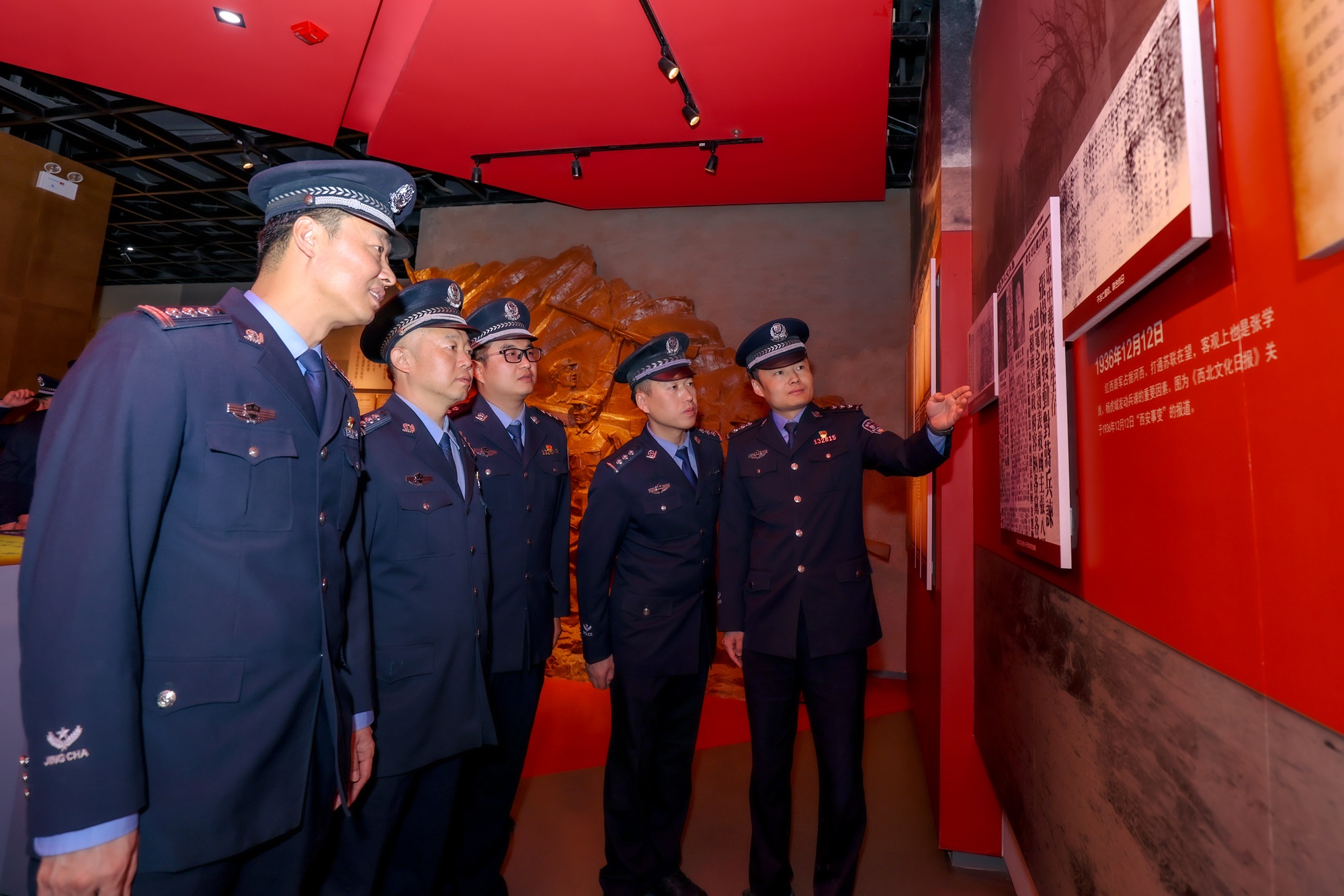 青年民警在红军西路军进疆纪念馆内,通过珍贵史料与影像资料,瞻仰革命事迹、学习英雄精神。 青年民警在红军西路军进疆纪念馆内,通过珍贵史料与影像资料,瞻仰革命事迹、学习英雄精神。