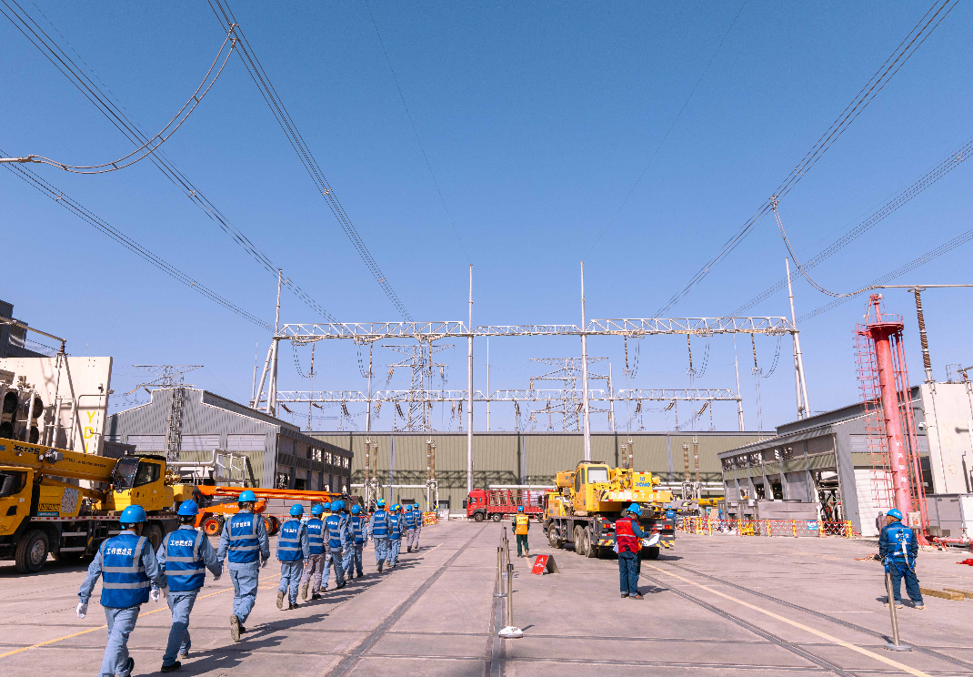 4月3日,现场检修人员正在天山换流站换流变区域有序开展各项检修工作。王殿雄 摄 4月3日,现场检修人员正在天山换流站换流变区域有序开展各项检修工作。王殿雄 摄