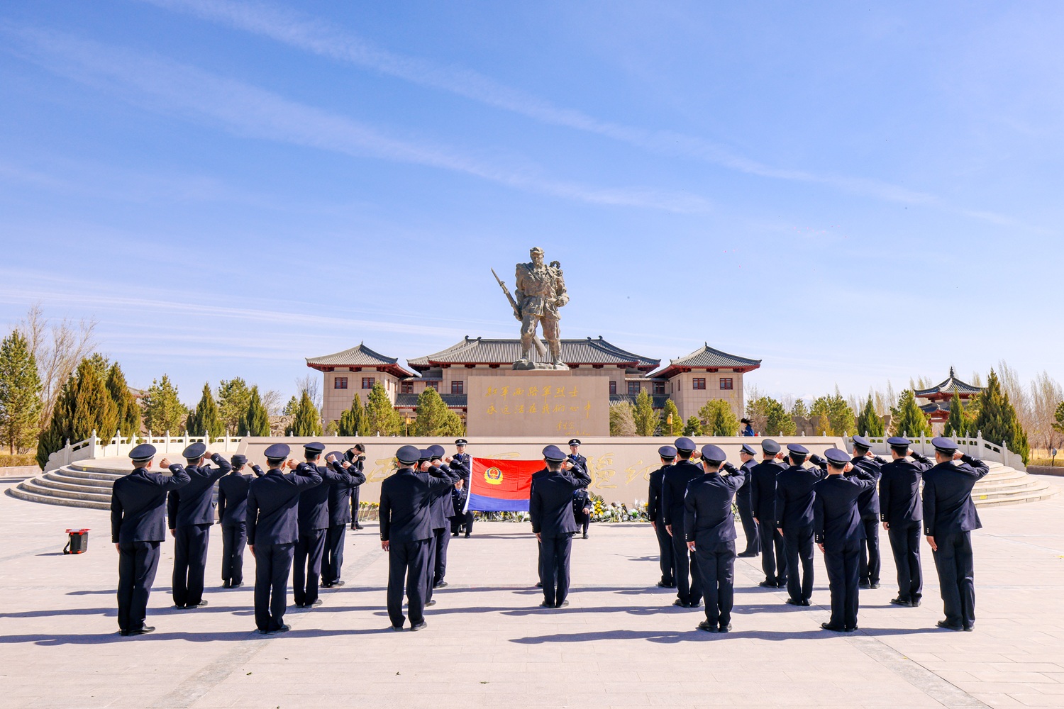 2026年4月3日,青年民警在红军西路进疆纪念碑前重温入警誓词。 2026年4月3日,青年民警在红军西路进疆纪念碑前重温入警誓词。
