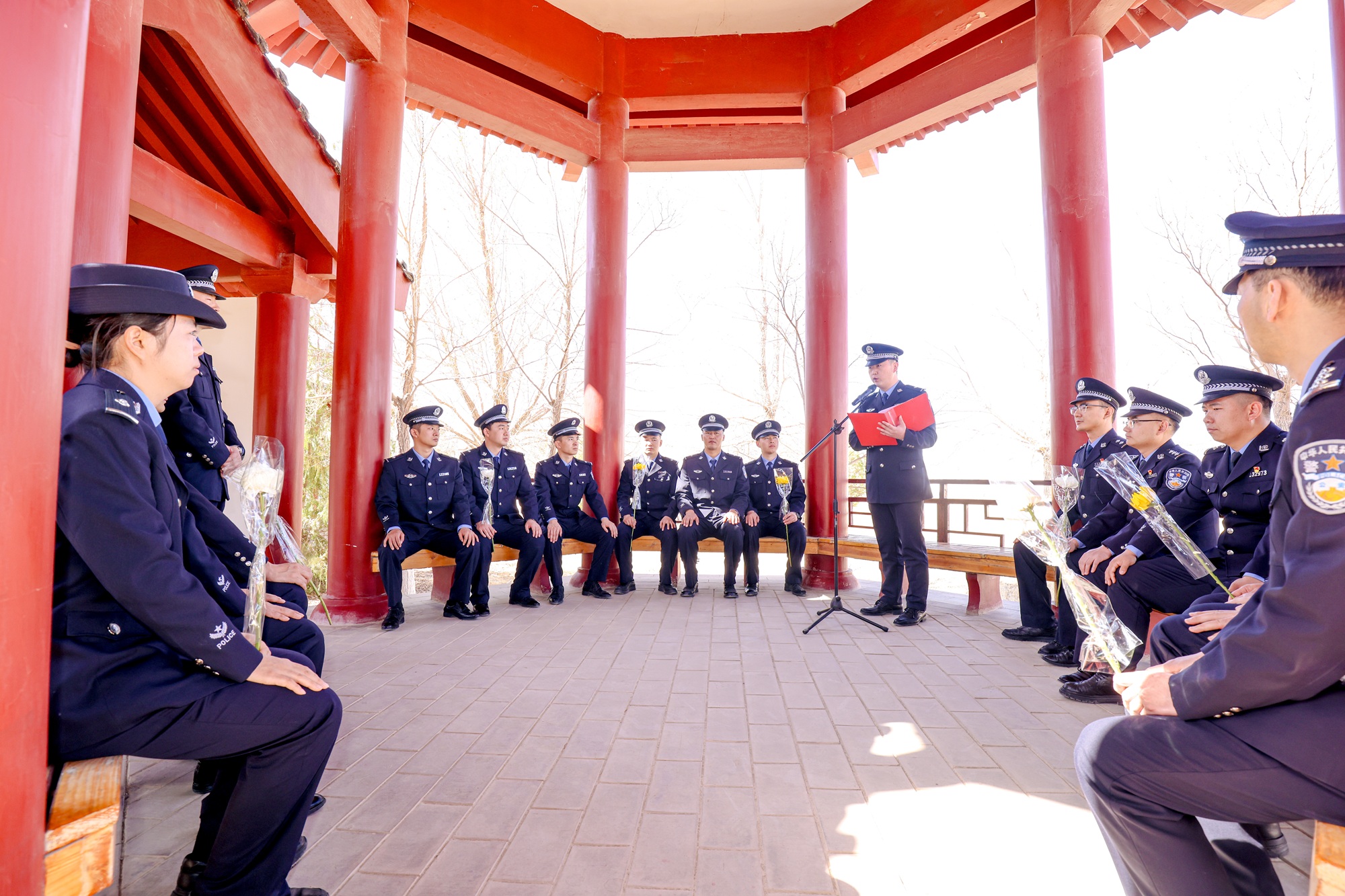 2026年4月3日,青年民警在红军西路军进疆纪念园组织开展清明主题朗诵活动,通过深情诵读红色家书与革命诗篇,缅怀先烈、寄托哀思,在铿锵誓言中接受红色精神洗礼。 2026年4月3日,青年民警在红军西路军进疆纪念园组织开展清明主题朗诵活动,通过深情诵读红色家书与革命诗篇,缅怀先烈、寄托哀思,在铿锵誓言中接受红色精神洗礼。