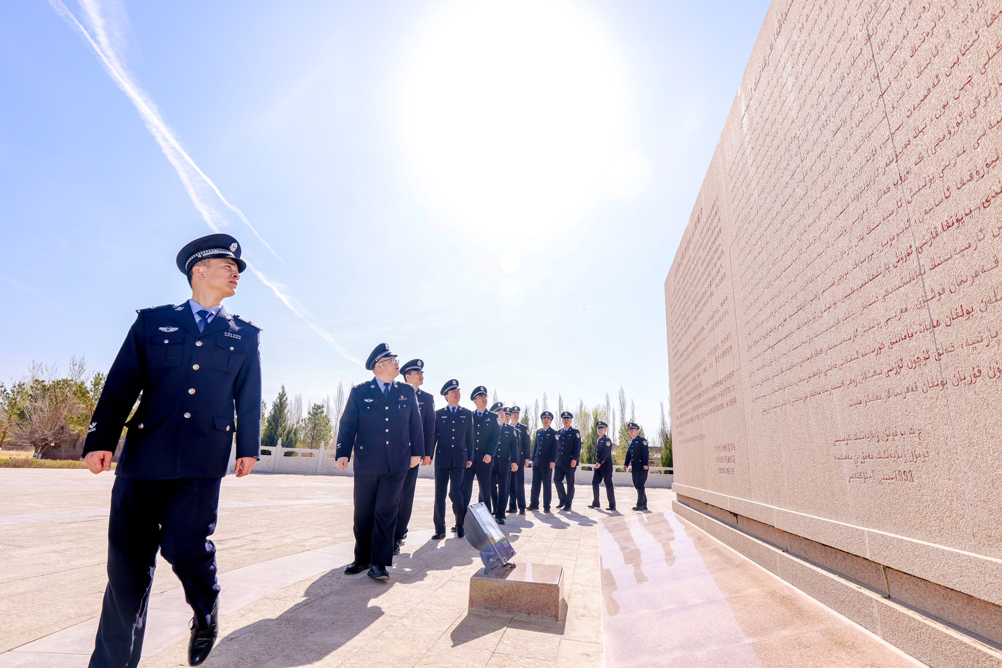 2026年4月3日,青年民警依次瞻仰红军西路军进疆纪念碑。 2026年4月3日,青年民警依次瞻仰红军西路军进疆纪念碑。