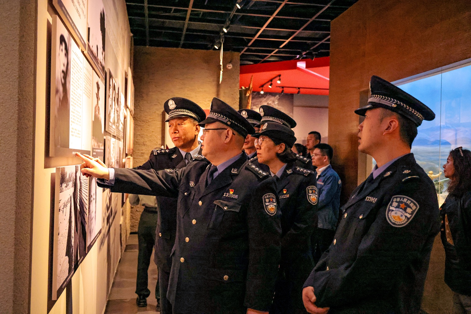 2026年4月3日,青年民警在红军西路军进疆纪念馆内,通过珍贵史料与影像资料,瞻仰革命事迹、学习英雄精神。 2026年4月3日,青年民警在红军西路军进疆纪念馆内,通过珍贵史料与影像资料,瞻仰革命事迹、学习英雄精神。