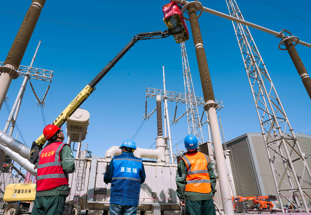 4月3日,国网新疆超高压分公司员工在天山换流站直流场开展高空作业监管工作。王殿雄 摄 4月3日,国网新疆超高压分公司员工在天山换流站直流场开展高空作业监管工作。王殿雄 摄