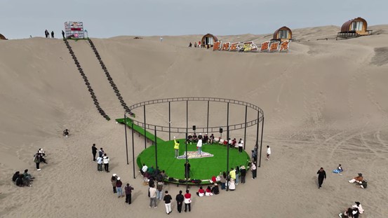 游客在景区内游玩“12秒沙”爬沙挑战赛项目。 游客在景区内游玩“12秒沙”爬沙挑战赛项目。