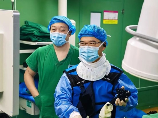 刘科（右）为患者做手术。