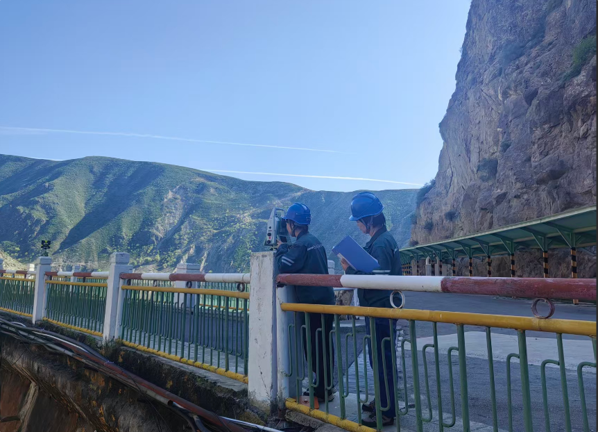 大壩觀測(cè)。麻峻龍 攝