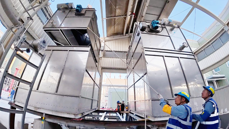 兩座水冷卻塔即將安裝就位。任世杰 攝