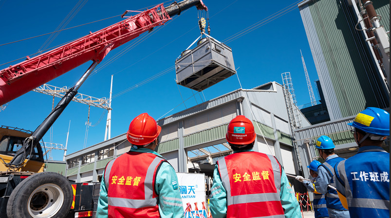 4月4日，天山換流站換流閥水冷卻塔吊裝現(xiàn)場。任世杰 攝
