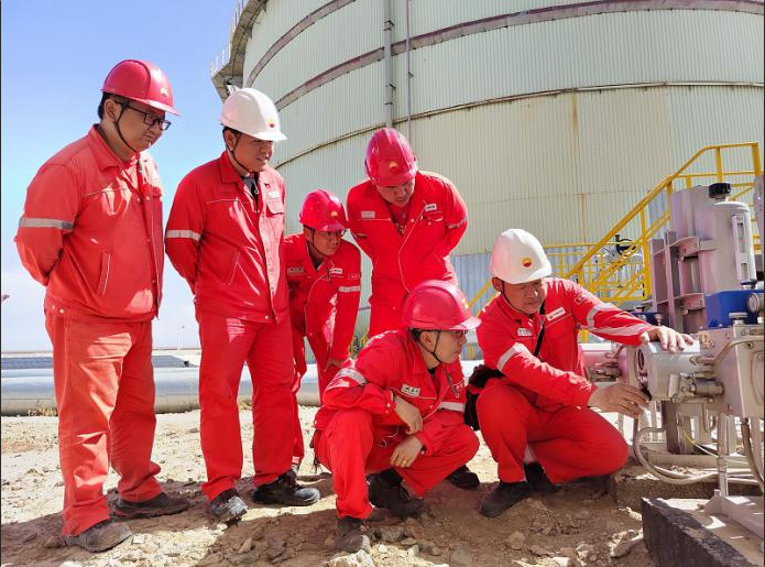 北三臺站員工正在罐區(qū)圍繞緊急截斷閥的操作、檢查、保養(yǎng)程序進行講解培訓(xùn)。程誠 攝