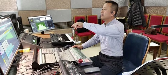 王宇新在工作。本人提供