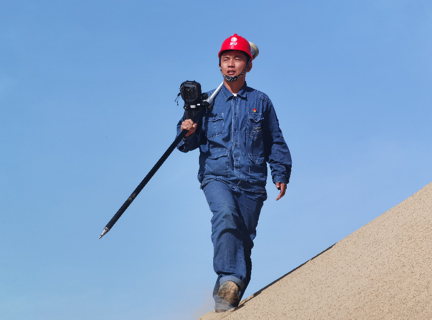 马海超在库车—阿克苏750千伏线路工程现场开展线路复测。郑宜伟 摄