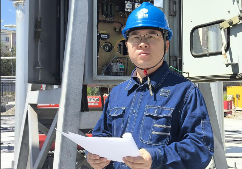 陈冬在750千伏喀什变电站开展断路器回路检查工作。岳路路 摄 陈冬在750千伏喀什变电站开展断路器回路检查工作。岳路路 摄