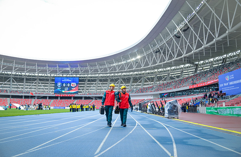 公司驻守人员在开幕式前对用电设备进行巡视。谢佳圻 摄