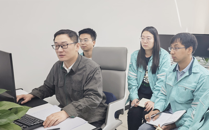 2026年4月,许舒翔(左一)指导运维团队开展专业技能实训。沈小勇 摄 2026年4月,许舒翔(左一)指导运维团队开展专业技能实训。沈小勇 摄