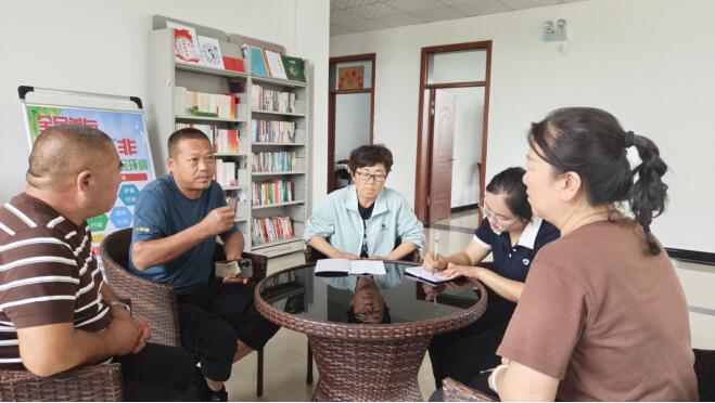 村干部在接到派单任务后进一步了解群众诉求解决问题。张晓彤 摄