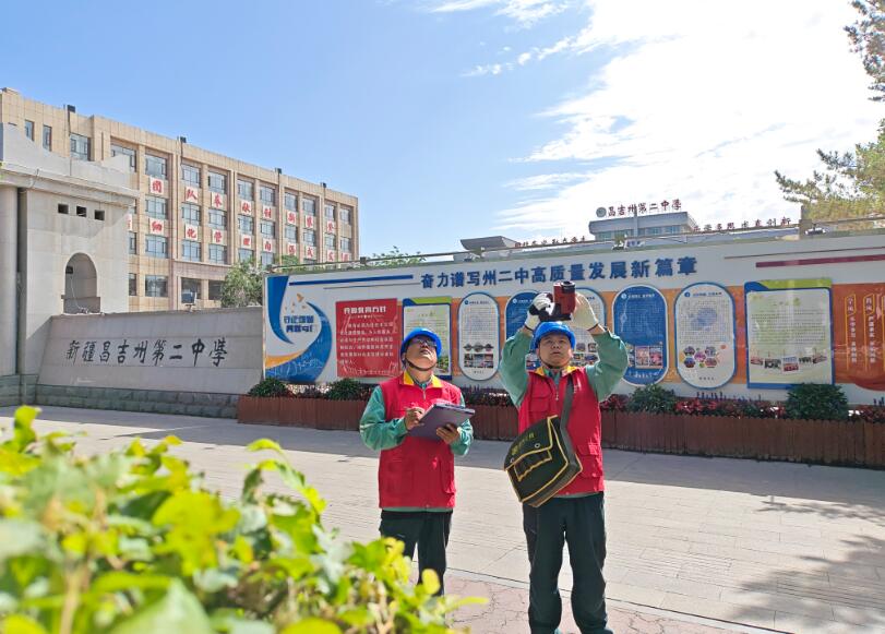 6月2日，国网昌吉市供电公司配电检修二班员工唐佩兵、刘子轩排查设备隐患，全力守护高考考点可靠用电。祁世柱 摄