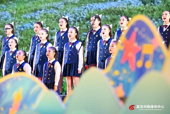 6月1日，昌吉州2026年“童声里的中国”少年儿童歌咏展演现场，木垒县第三小学合唱队表演《布谷鸟》。记者何龙 摄