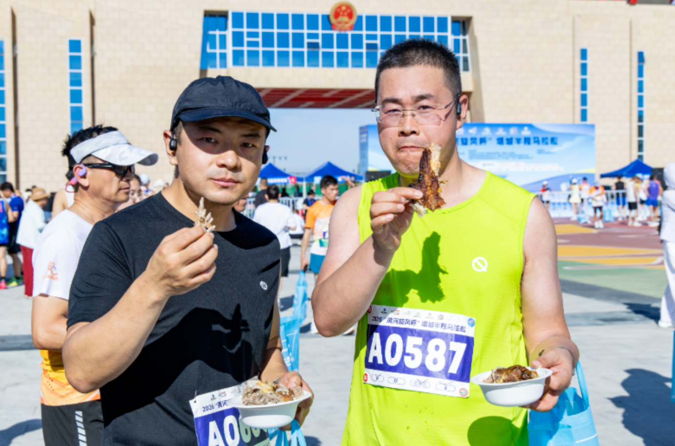 赛后参赛选手品尝特色美食。