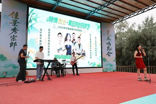 文艺演员活动现场。俞龙瑞 摄
