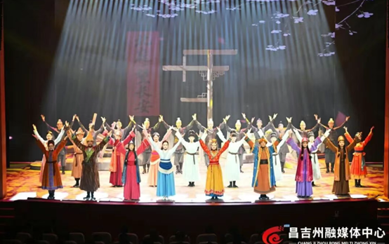 6月18日，昌吉州艺术剧院剧场，昌吉州原创音乐剧《北庭·望长安》演出现场。何龙 摄