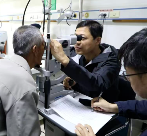 新疆塔城地区额敏县检查视力现场。何秀娟 摄