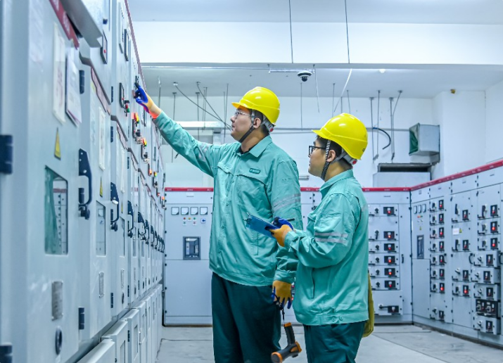 国网乌鲁木齐供电公司员工前往乌鲁木齐市中学考点，排查考场用电设备隐患。谢佳圻 摄