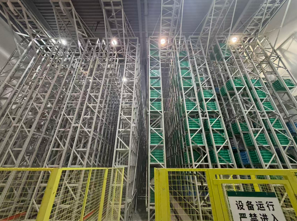 图为升级改造后的公司计量智能立体仓储库房。师虹 摄
