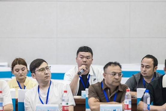 学员们交流讨论。