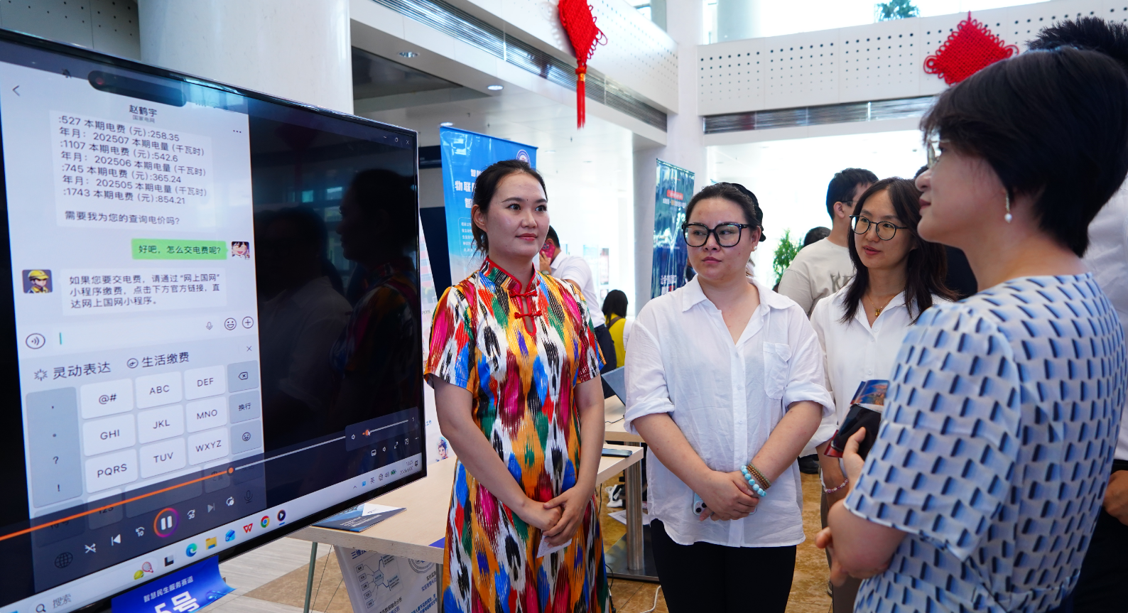 国网新疆营销服务中心参赛选手在大赛现场展示区，为来往观众和评审演示介绍产品功能。大赛组委会供图
