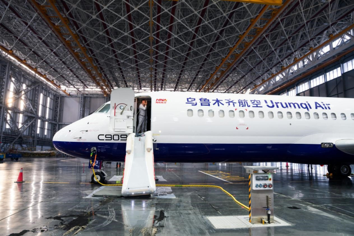 图：乌鲁木齐航空首架C909飞机应急撤离演示验证