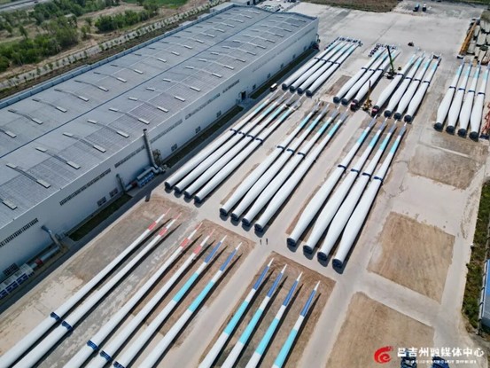 6月24日，新疆成飞新材料有限公司的风电叶片生产基地产品存放区，生产的叶片整齐摆放。常谊谊 摄