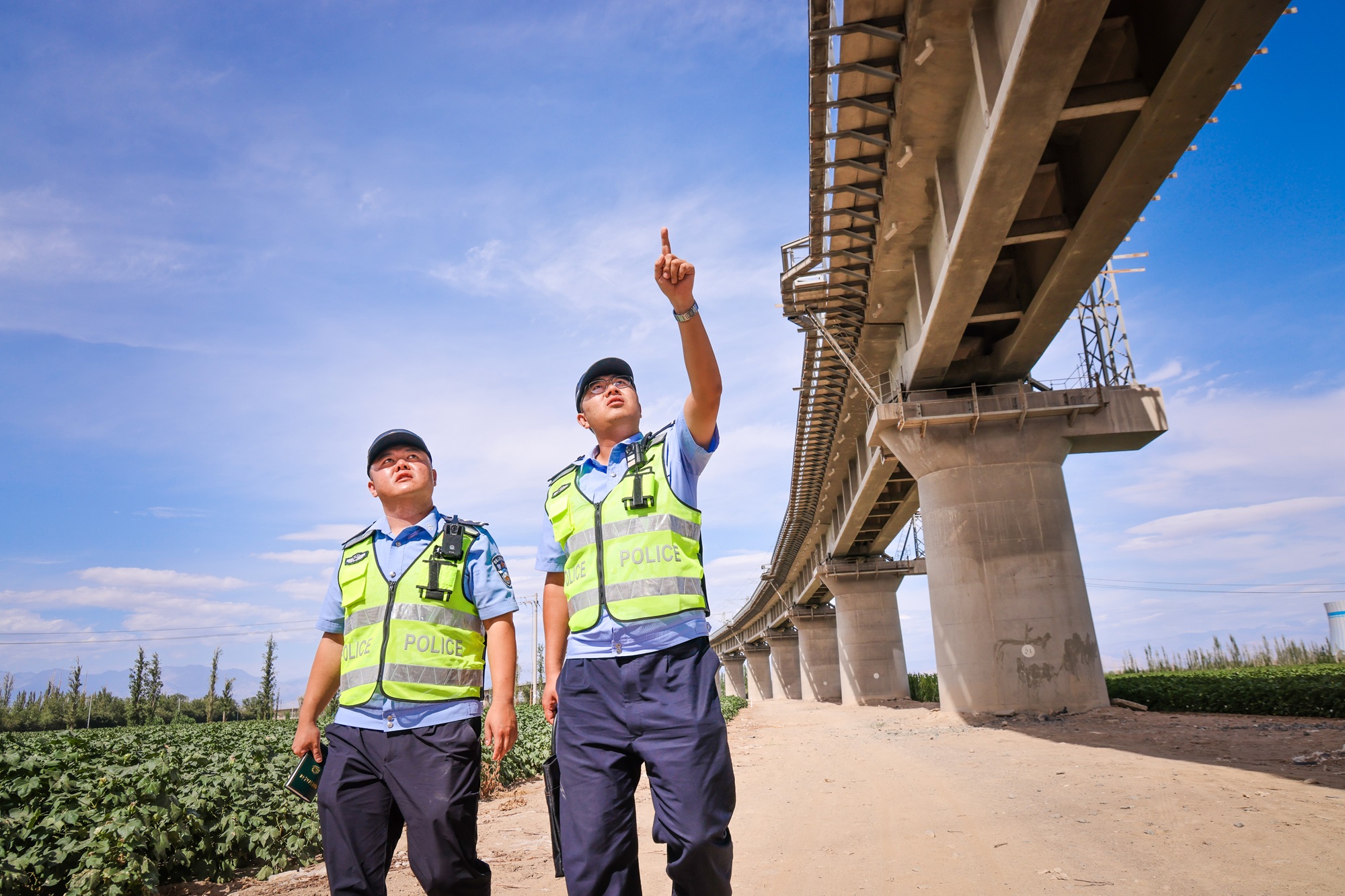 民警对兰新铁路线路重点区段进行徒步巡查。