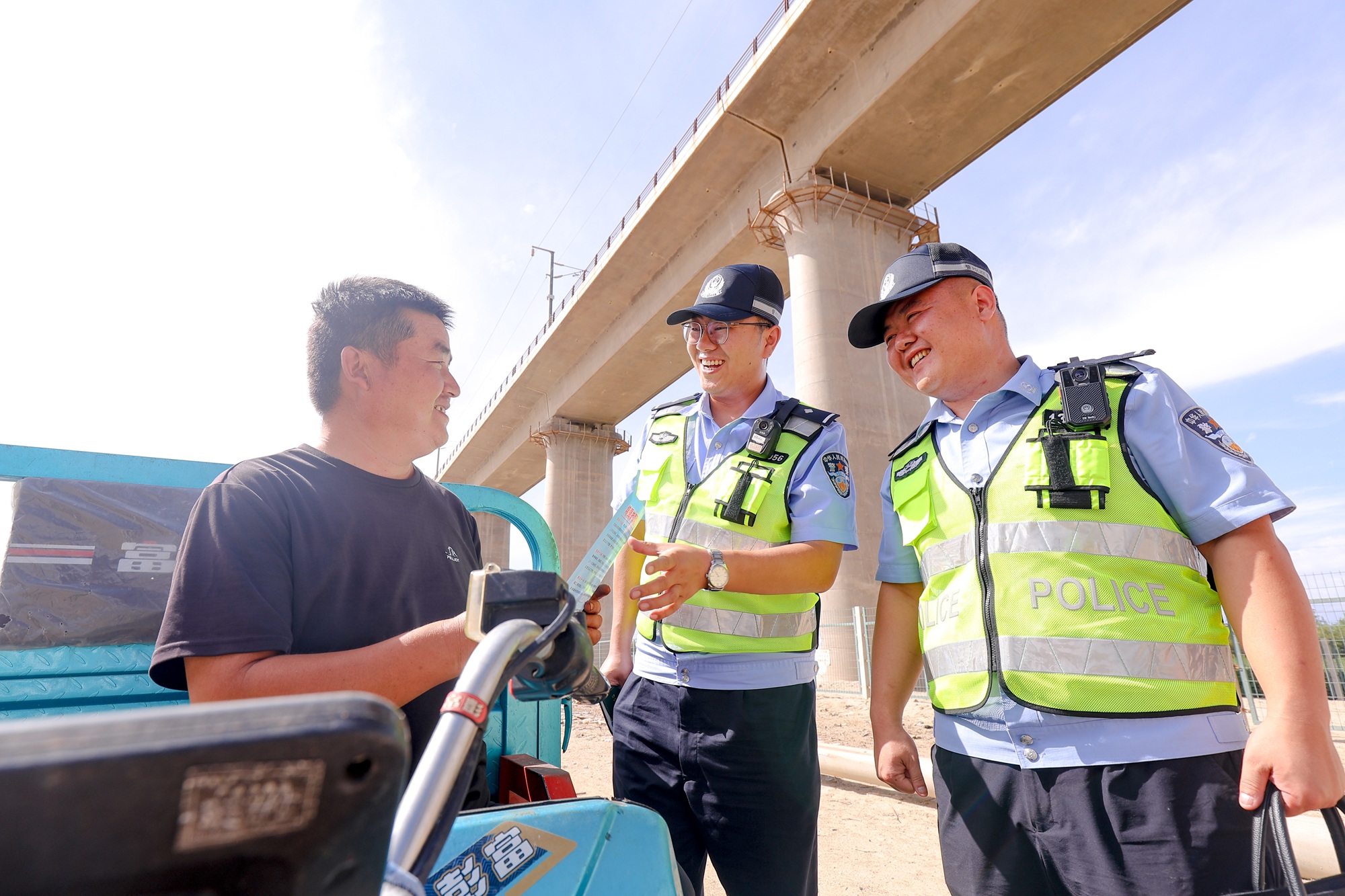 民警在铁路线路周边对途经的居民开展铁路安全知识普法宣传。