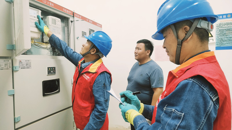 国网新疆电力工作人员到哈密市创兴面粉有限公司开展用电安全检查。岳元雨 摄