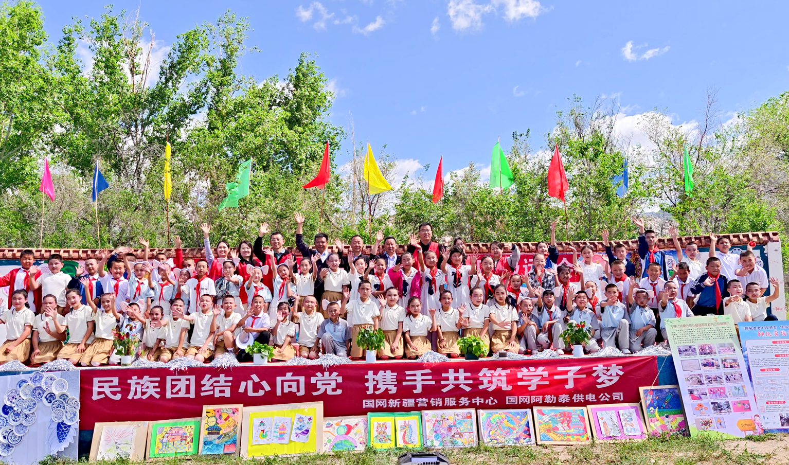 服务队连续十年对汗德尕特蒙古民族乡寄宿制学校开展爱心助学活动。加依达尔·加尔恒 摄