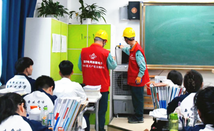 国网乌鲁木齐供电公司走进乌鲁木齐市第二十中学，宣传用电常识并检查用电设备。孙雪桐 摄
