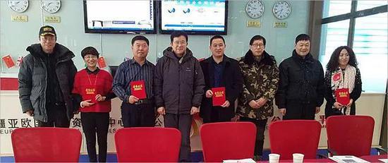 研讨会期间,中国工业摄影协协会领导向北疆代表处的姚海泉、张宏萍、姚雅馨、王玉新、李明岩等5位同志颁发了获奖证书,向北疆代表处颁发了印章。 研讨会期间,中国工业摄影协协会领导向北疆代表处的姚海泉、张宏萍、姚雅馨、王玉新、李明岩等5位同志颁发了获奖证书,向北疆代表处颁发了印章。
