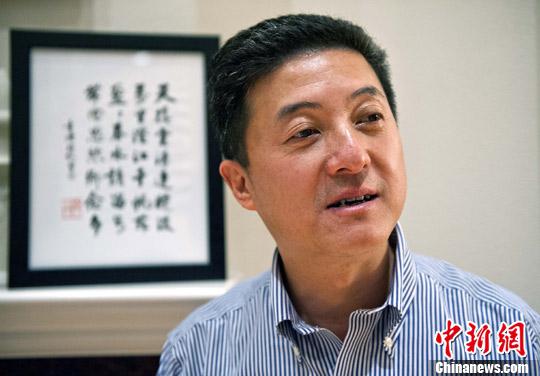 当地时间8月8日,美国斯坦福大学华人物理学家张首晟以拓扑绝缘体理论获国际理论物理学中心颁发的物理最高奖“狄拉克奖”,他与普林斯顿大学邓肯•霍尔丹和宾州大学查尔斯•凯恩3位教授共享这一殊荣。张首晟来自上海,他还获得过欧洲物理奖和美国物理学会最高奖。图为张首晟在家中。<a target='_blank' href='http://www.chinanews.com/'>中新社</a>发 陈钢 摄 点击进入下一页