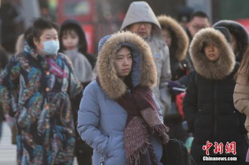 1月8日,山西太原,民众“全副武装”出行。<a target='_blank' href='http://www.chinanews.com/'>中新社</a>记者 武俊杰 摄 点击进入下一页