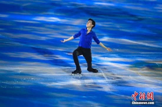 11月5日,2017中国杯世界花样滑冰大奖赛在北京落幕。在最后的表演赛中,多国选手为现场观众献上精彩表演。图为美国华裔男单选手周知方。 <a target='_blank' href='http://www.chinanews.com/'>中新社</a>记者 崔楠 摄 点击进入下一页
