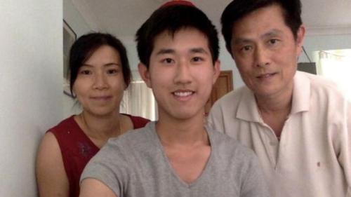 澳大利亚高分华裔少年丹尼尔与父母的合照。(图片来源:《悉尼先驱晨报》) 点击进入下一页