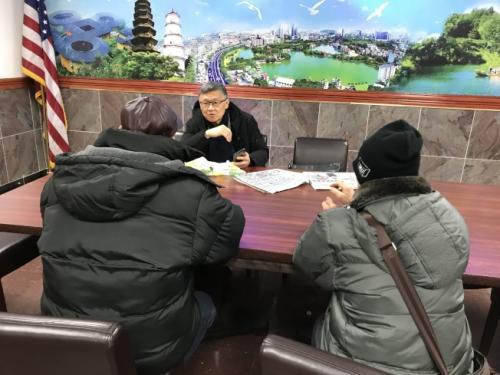 陈先生(左一)向律师咨询。(美国《世界日报》记者俞姝含/摄影) 点击进入下一页