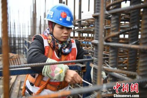 资料图:女性农民工在工地上。 胡雁 摄 点击进入下一页