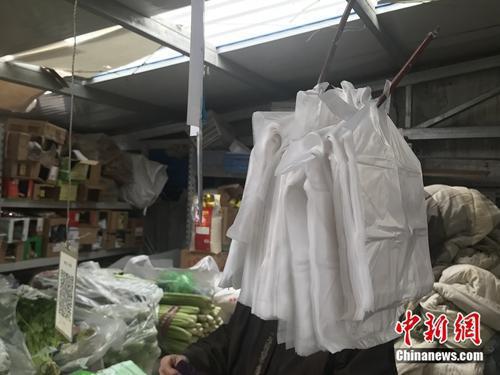 朝阳区某菜市场内,依然存在着供顾客免费使用的塑料袋。 冷昊阳 摄 点击进入下一页