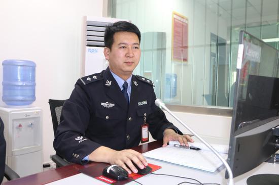 李洪波全神贯注的看视频监控 李洪波全神贯注的看视频监控