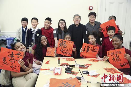 当地时间2月2日,来自北京和纽约的小学生在纽约展示他们写的“福”字。当日,“二十四节气”创意与文化习俗交流活动在纽约布鲁克林市政厅举行,近百名中美两国小学生以中国优秀传统文化为主题进行交流。他们一起剪迎春的窗花、用橡皮泥捏十二生肖、用中文唱《茉莉花》、观看《二十四节气》动画片。市政大厅还陈列着“二十四节气”标识创意作品展板。
<a target='_blank' href='http://www.chinanews.com/'>中新社</a>记者 廖攀 摄 点击进入下一页