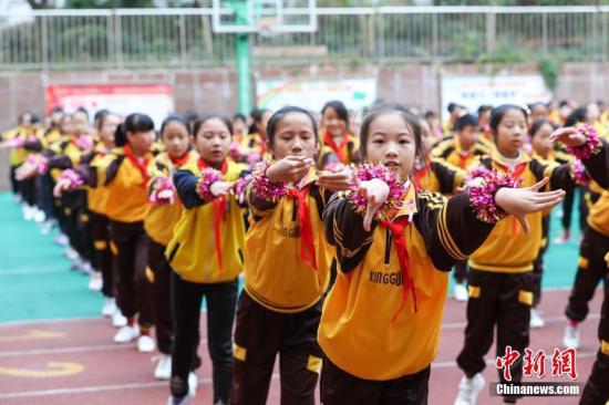 资料图:小学生在课间做戏曲广播操。<a target='_blank' href='http://www.chinanews.com/'>中新社</a>记者 贺俊怡 摄 点击进入下一页