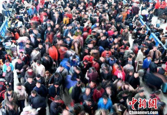 2月9日,福州火车北站旅客在候车厅排队等候检票上车。随着春节日渐临近,福州火车站迎来节前春运客流高峰。 张斌 摄 点击进入下一页