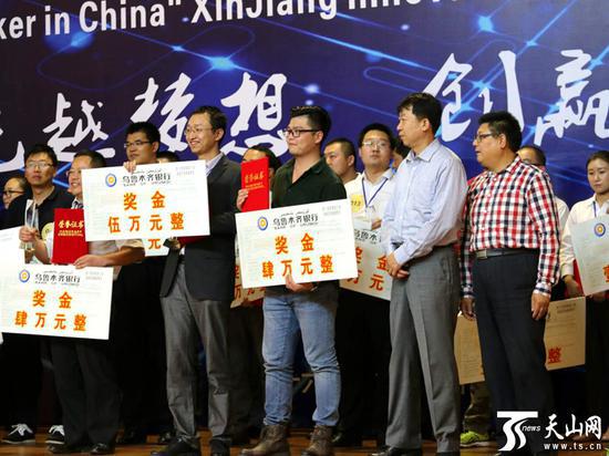 吕小毅(左四)参加比赛时上台领奖。(由吕小毅提供)