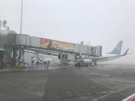 3月14日,乌鲁木齐国际机场启动大面积航班延误黄色应急响应。 3月14日,乌鲁木齐国际机场启动大面积航班延误黄色应急响应。